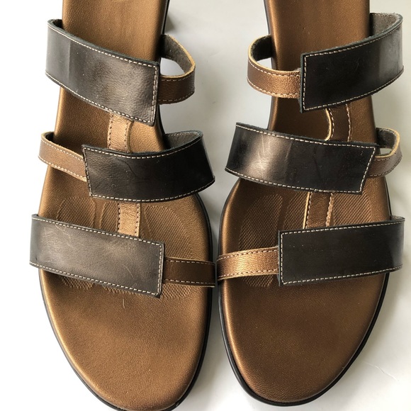 Munro American Jan Sandals in Brown - Picture 4 of 9